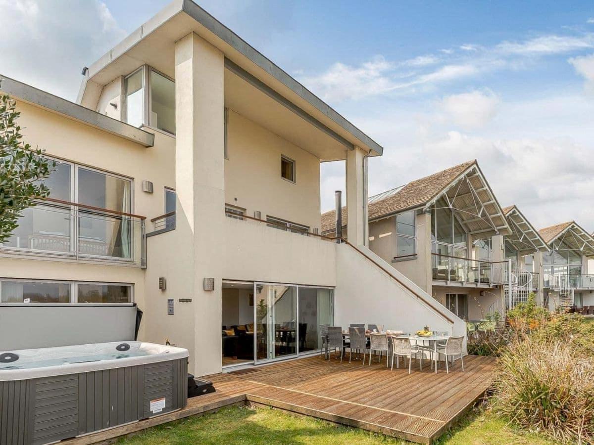 Cotswolds Lakehouse, With Hot Tub & Spa Access, Lower Mill Estate Somerford Keynes Екстериор снимка