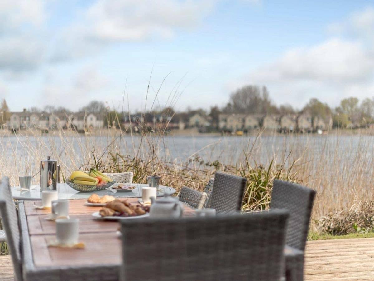 Cotswolds Lakehouse, With Hot Tub & Spa Access, Lower Mill Estate Somerford Keynes Екстериор снимка