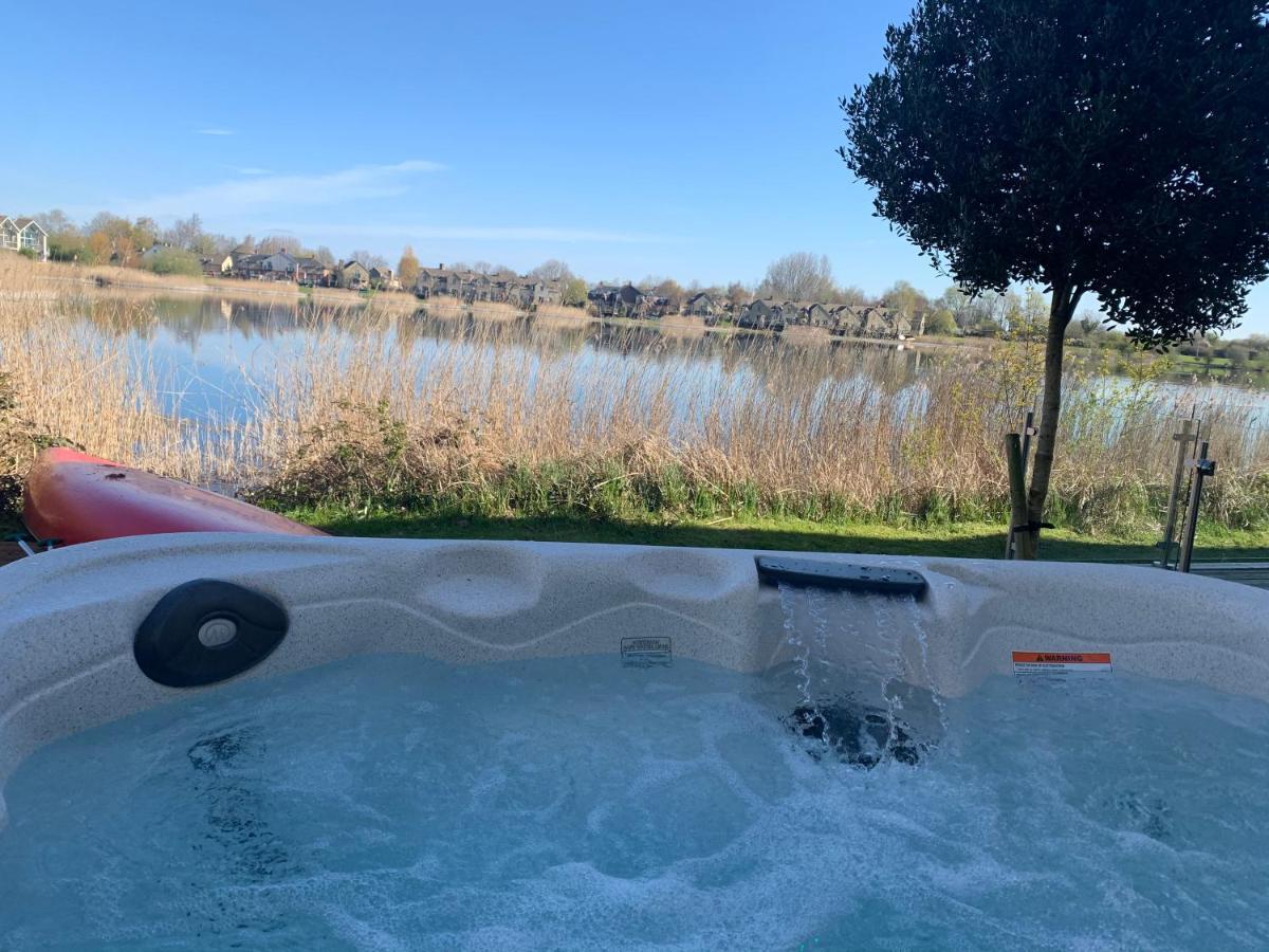 Cotswolds Lakehouse, With Hot Tub & Spa Access, Lower Mill Estate Somerford Keynes Екстериор снимка