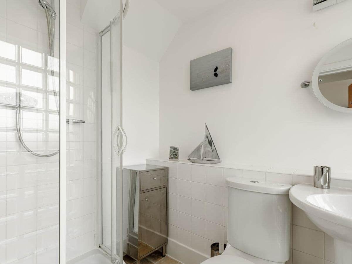 Cotswolds Lakehouse, With Hot Tub & Spa Access, Lower Mill Estate Somerford Keynes Екстериор снимка