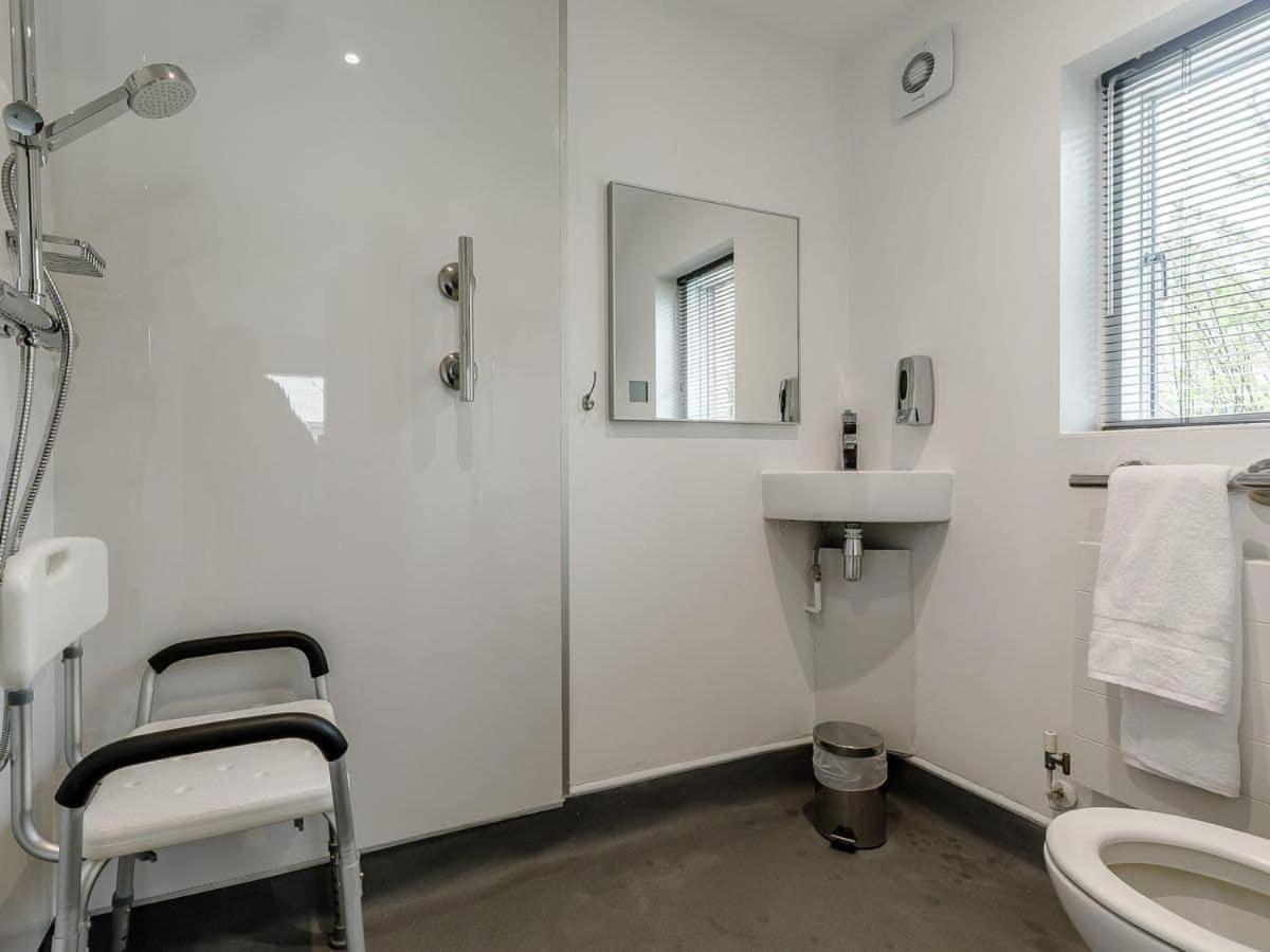 Cotswolds Lakehouse, With Hot Tub & Spa Access, Lower Mill Estate Somerford Keynes Екстериор снимка