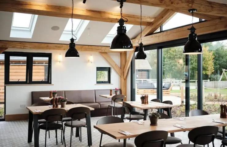 Cotswolds Lakehouse, With Hot Tub & Spa Access, Lower Mill Estate Somerford Keynes Екстериор снимка