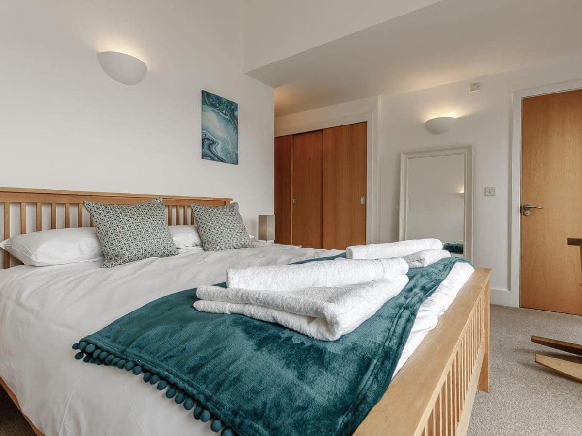 Cotswolds Lakehouse, With Hot Tub & Spa Access, Lower Mill Estate Somerford Keynes Екстериор снимка