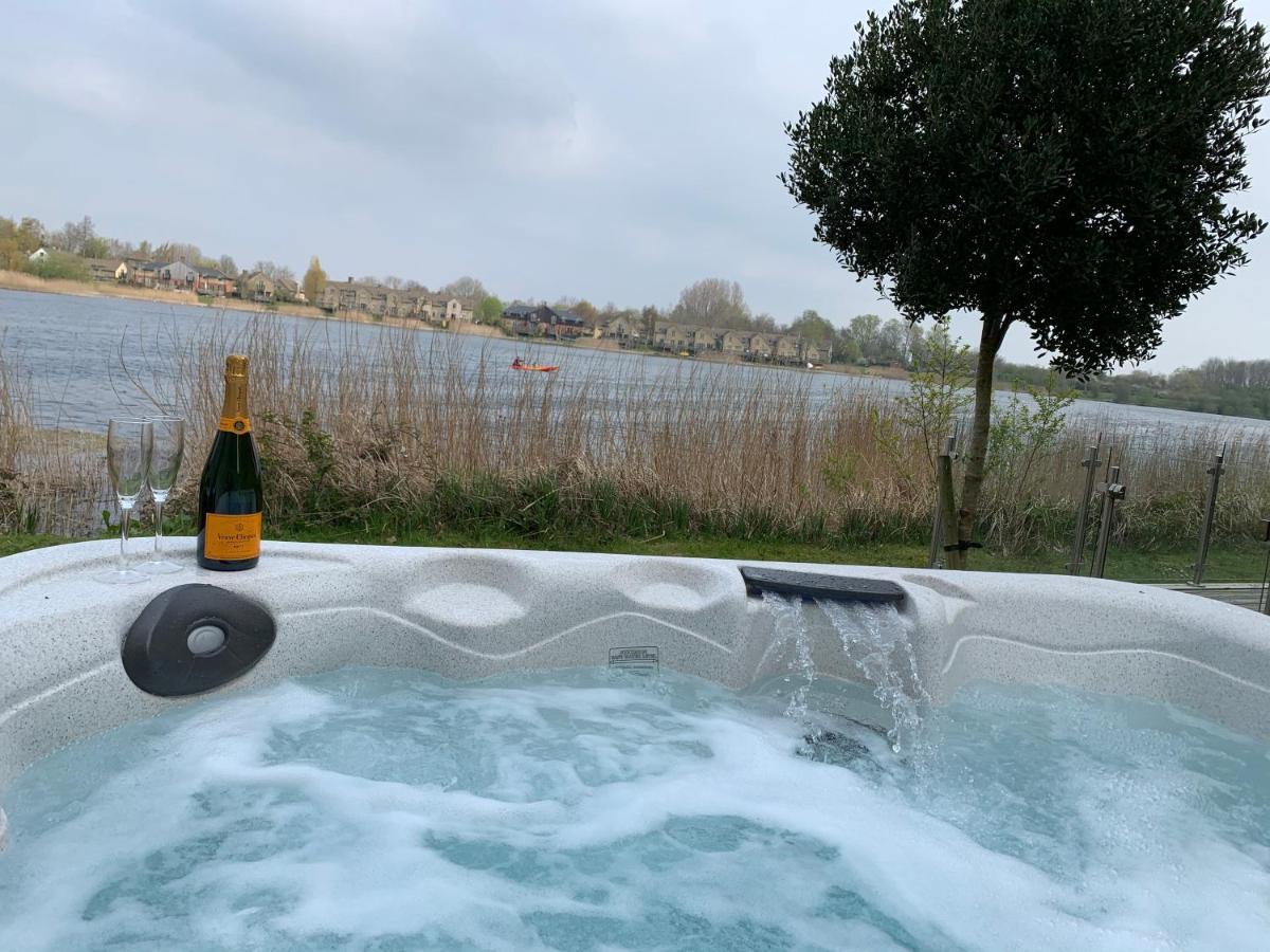 Cotswolds Lakehouse, With Hot Tub & Spa Access, Lower Mill Estate Somerford Keynes Екстериор снимка