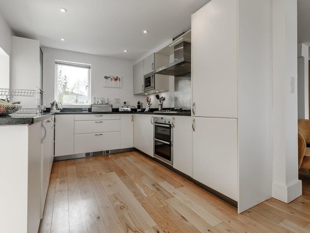 Cotswolds Lakehouse, With Hot Tub & Spa Access, Lower Mill Estate Somerford Keynes Екстериор снимка